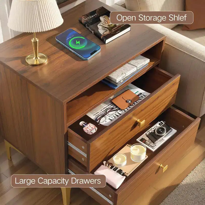Comodino in Rattan con Stazione di Ricarica Wireless, Tavolino Moderno di Metà Secolo con 2 Cassetti Intrecciati Boho, Comodino in Legno per Camera da Letto